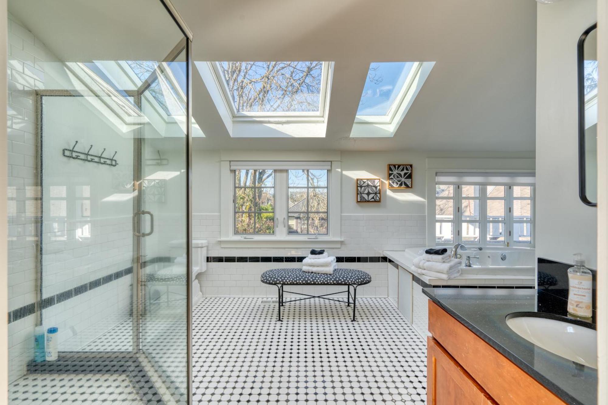 Holiday home Collection - Casa Solarium, Local Eateries, Parks & Espresso Portland
