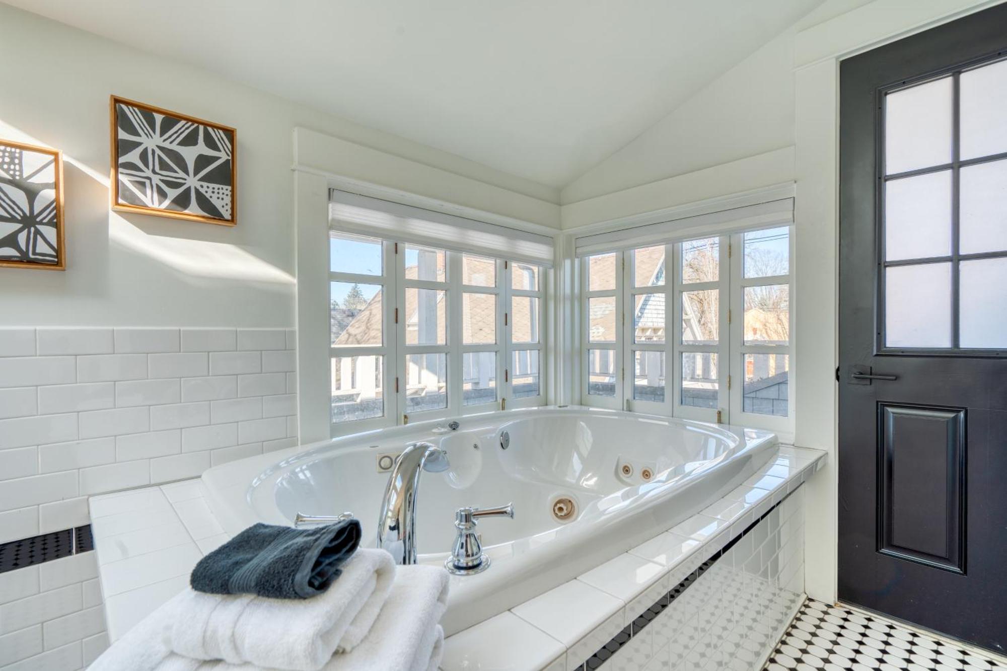 Collection - Casa Solarium, Local Eateries, Parks & Espresso Holiday home